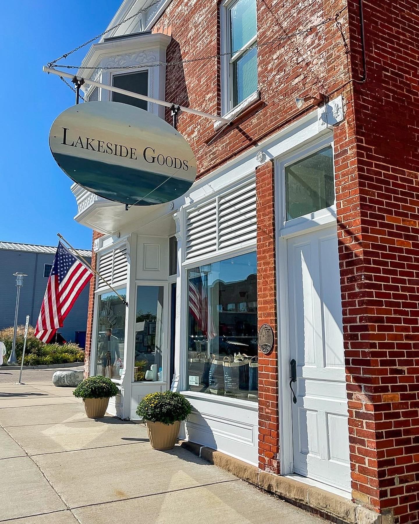 48FE00DD 6F1D 4Lakeside Goods | Things to Do in Southwest Michigan: Coastal-themed home décor and artisan gifts displayed in a bright New Buffalo storefront.EC7 A8B5 B5E6D99E58A1